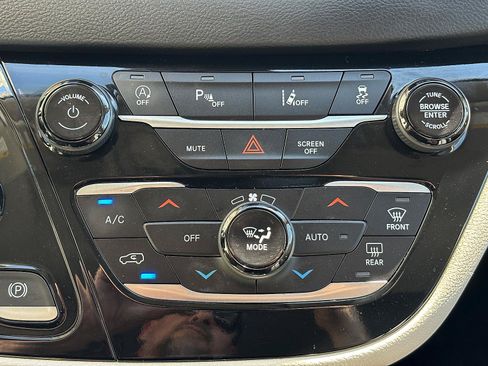 Used 2023 Chrysler Pacifica Touring-L FWD image 26