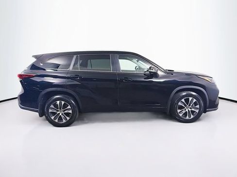 Used 2023 Toyota Highlander XLE AWD/4WD image 11