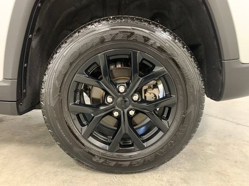 Used 2025 Jeep Grand Cherokee Altitude AWD/4WD image 21