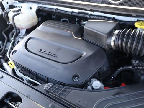 Used 2024 Chrysler Pacifica Touring-L FWD image 8