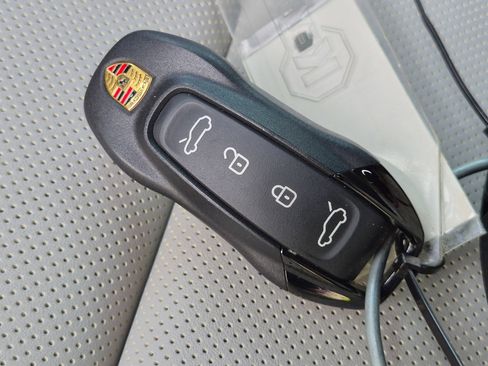 Certified 2025 Porsche Macan Electric RWD image 40