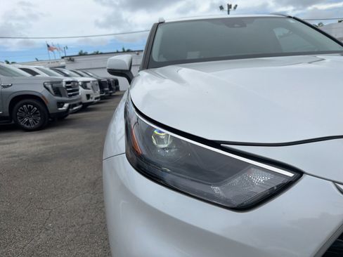 Used 2024 Toyota Highlander XLE FWD image 4