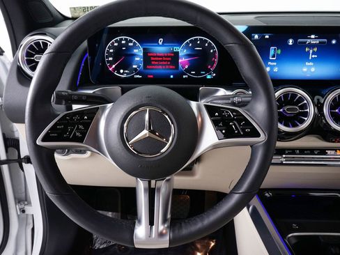 Used 2025 Mercedes-Benz GLB 250 4MATIC image 20