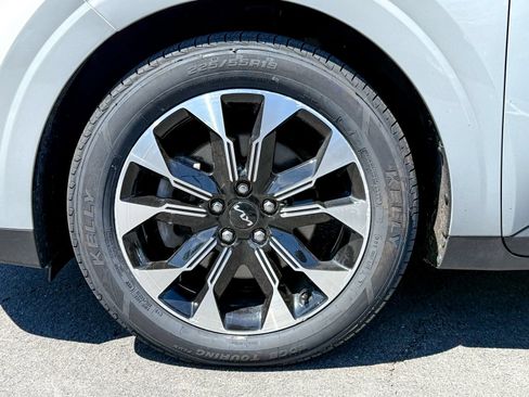 Used 2024 Kia Carnival EX FWD image 11