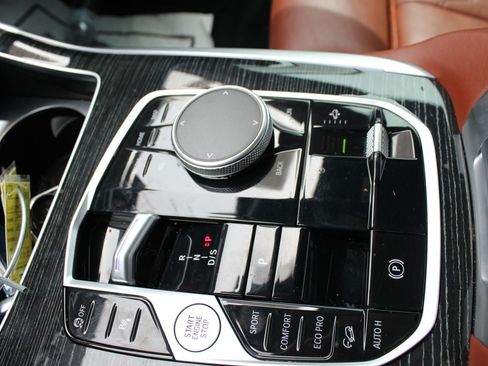 Used 2025 BMW X7 M60i AWD/4WD image 17