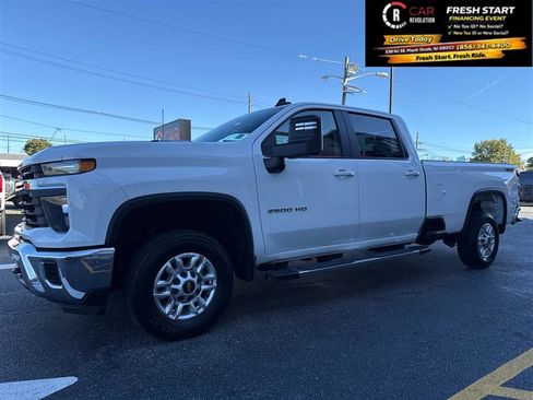 Used 2024 Chevrolet Silverado 2500 LT AWD/4WD image 3