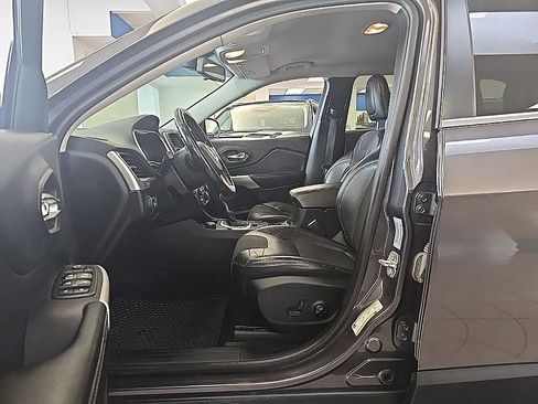 Used 2018 Jeep Cherokee Latitude Plus w/ Cold Weather Group image 12