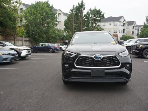 Used 2022 Toyota Highlander LE AWD/4WD image 2