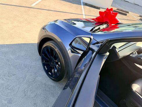 Used 2022 Tesla Model Y Long Range AWD/4WD image 38