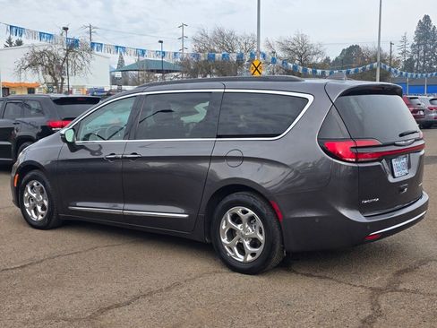 Used 2022 Chrysler Pacifica Limited image 35