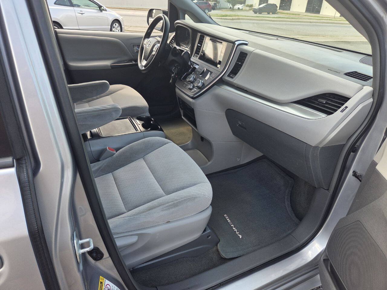 Used 2017 Toyota Sienna LE FWD image 11