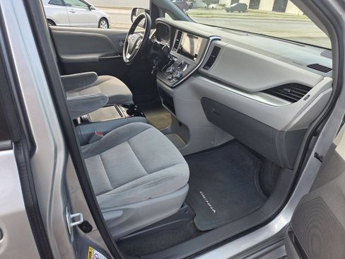 Used 2017 Toyota Sienna LE FWD image 11