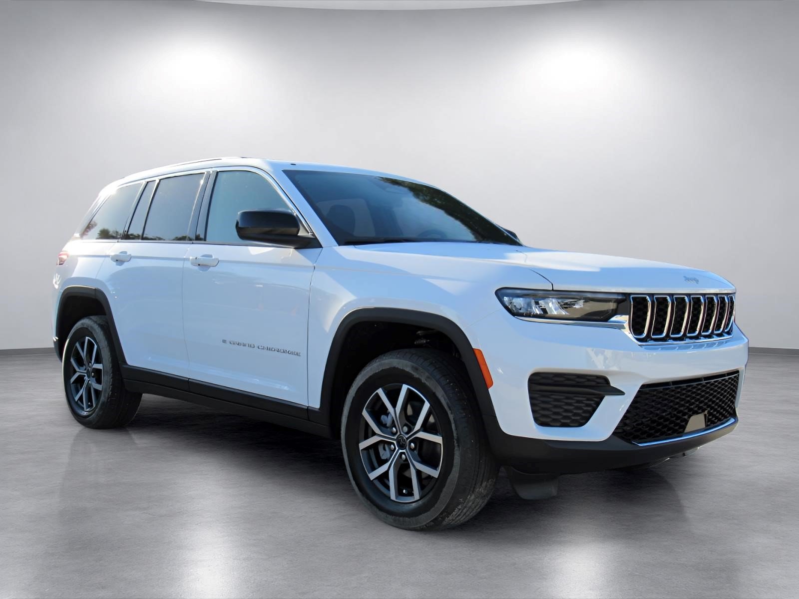 New 2027 Jeep Grand Cherokee Laredo RWD image 1