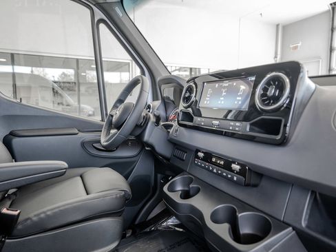 Used 2025 Mercedes-Benz Sprinter 2500 image 18