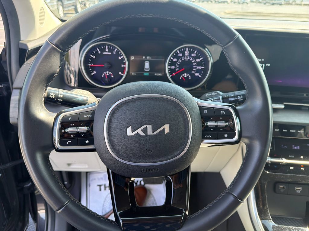 Used 2023 Kia Carnival EX FWD image 16