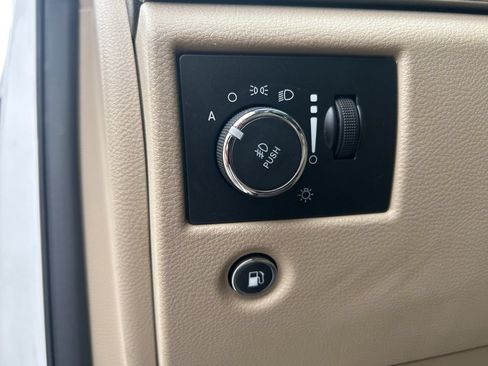 Used 2019 Jeep Grand Cherokee Overland AWD/4WD image 19