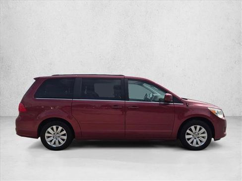 Used 2012 Volkswagen Routan SEL FWD image 4