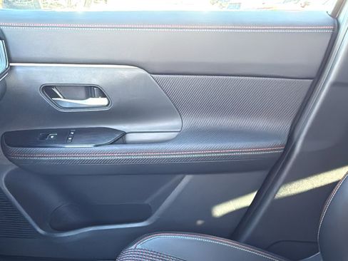 Certified 2025 Nissan Kicks SR image 18