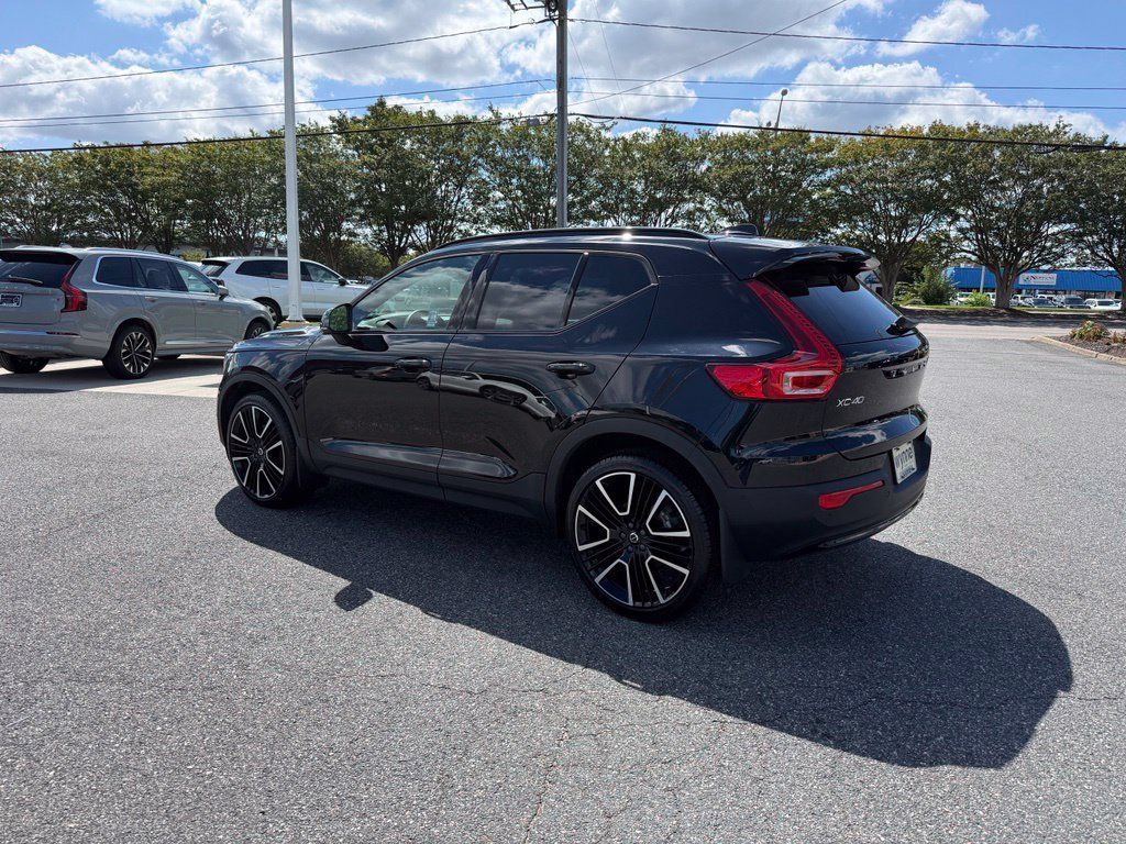Used 2025 Volvo XC40 B5 Plus AWD/4WD image 3