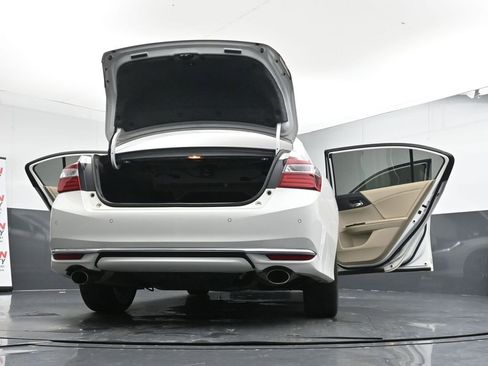 Used 2016 Honda Accord Touring image 29