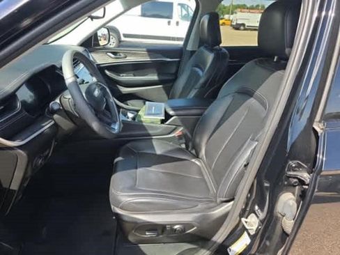 Used 2023 Jeep Grand Cherokee Limited w/ Black Appearance Package AWD/4WD image 5