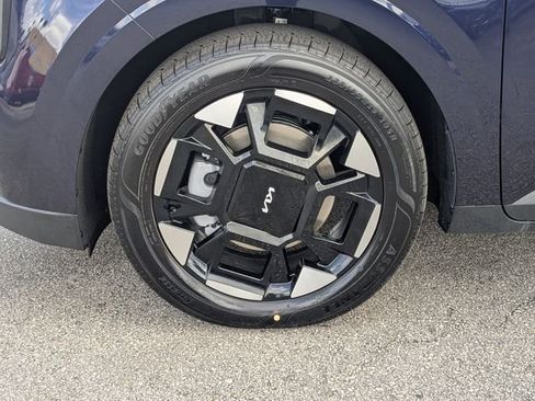 New 2027 Kia Carnival EX FWD image 11