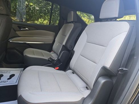 Used 2025 Chevrolet Traverse LT image 16