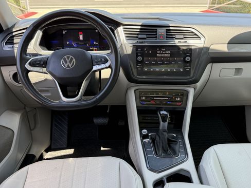 Used 2023 Volkswagen Tiguan SE w/ Panoramic Sunroof Package FWD image 27