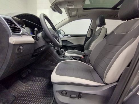 New 2025 Volkswagen Taos SE image 21