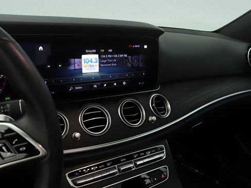 Used 2022 Mercedes-Benz E 350 Sedan image 9