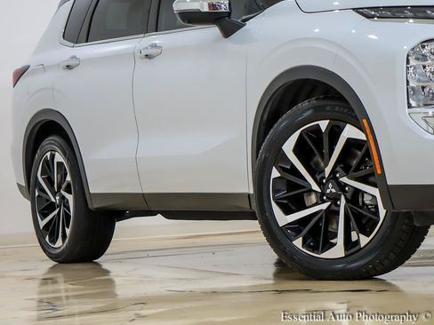 Used 2023 Mitsubishi Outlander SE FWD image 4