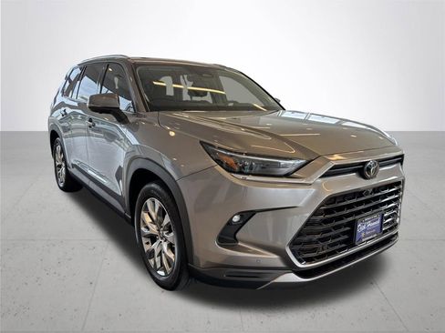Used 2025 Toyota Grand Highlander AWD image 5