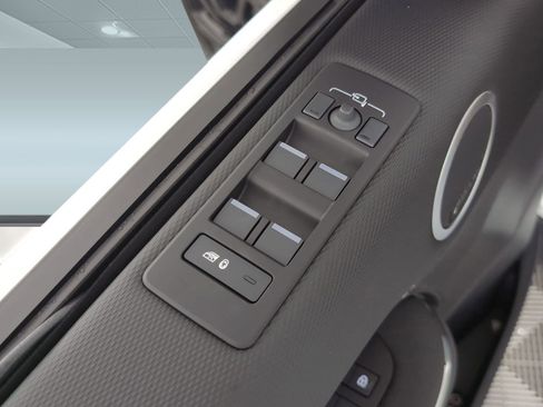 Used 2025 Land Rover Discovery Dynamic SE image 11