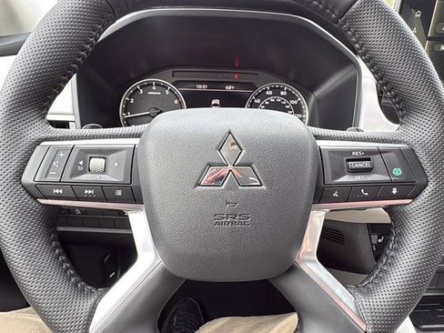 New 2026 Mitsubishi Outlander SE image 18