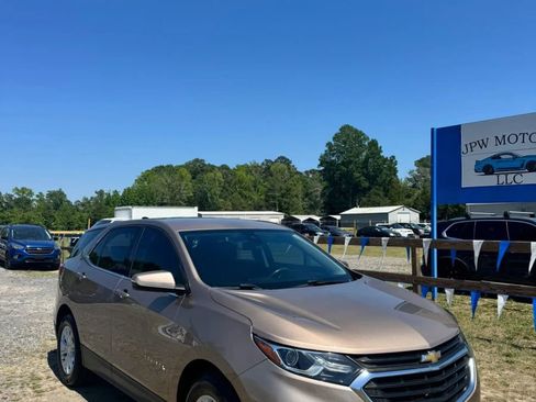 Used 2019 Chevrolet Equinox LT w/ Driver Convenience Package FWD image 2