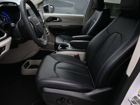 Used 2024 Chrysler Pacifica Touring-L FWD image 22
