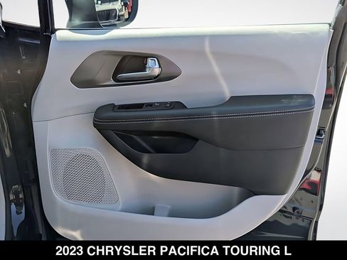 Used 2023 Chrysler Pacifica Touring-L FWD image 31