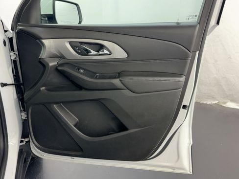 Used 2023 Chevrolet Traverse LT image 34