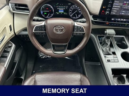 Used 2023 Toyota Sienna Platinum FWD image 18