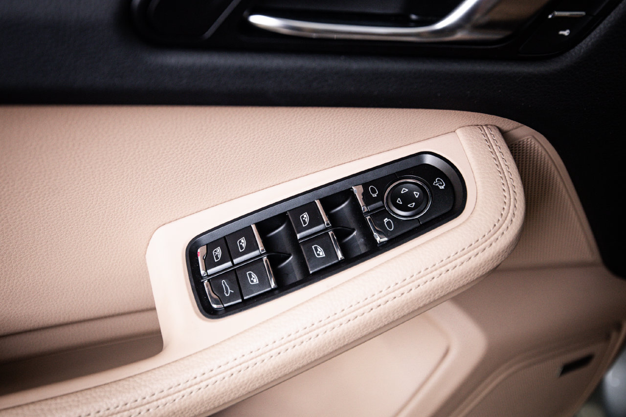 Certified 2026 Porsche Macan AWD/4WD image 22