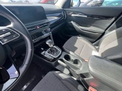 Used 2025 Kia Seltos S image 11