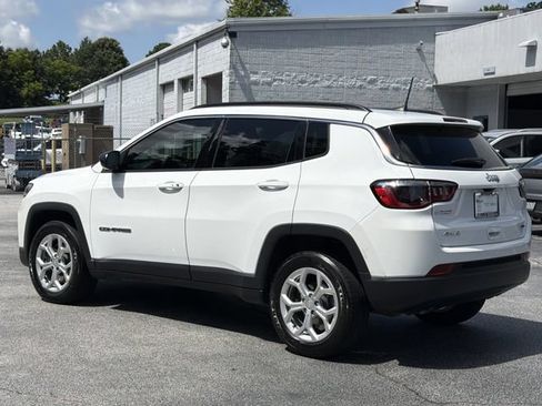 Used 2024 Jeep Compass Latitude AWD/4WD image 3