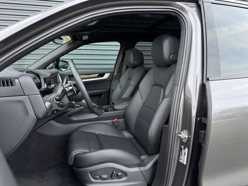 Used 2025 Porsche Cayenne image 5