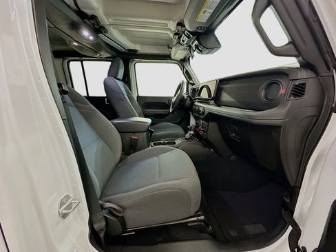 Used 2025 Jeep Wrangler Unlimited Rubicon image 31