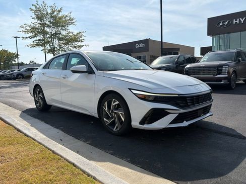 Used 2025 Hyundai Elantra SEL FWD image 2