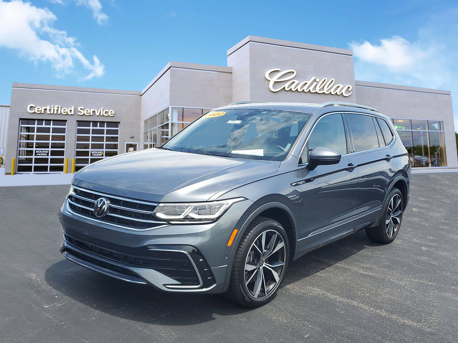 Used 2022 Volkswagen Tiguan SEL R-Line AWD/4WD image 1