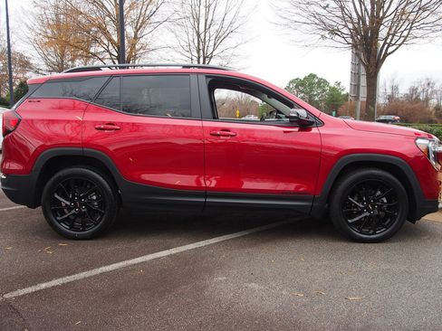 Used 2023 GMC Terrain SLE w/ Driver Convenience Package image 8