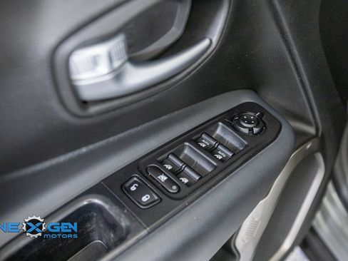Used 2022 Jeep Renegade Latitude w/ Convenience Group AWD/4WD image 12
