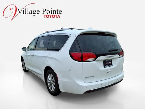 Used 2018 Chrysler Pacifica Touring-L FWD image 2