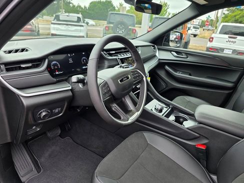 New 2025 Jeep Grand Cherokee Altitude image 10